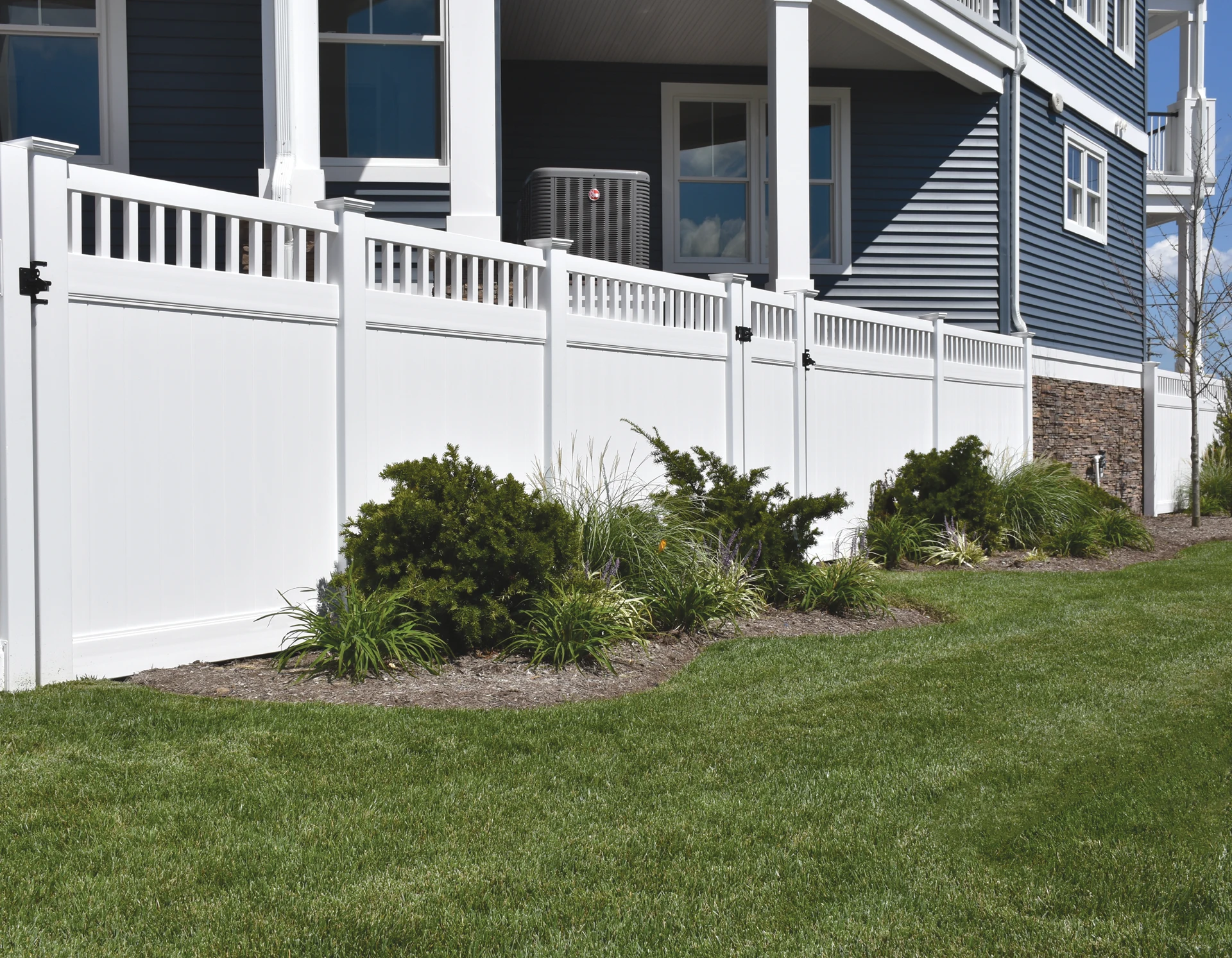 Smithville, MO Vinyl Fences That Survive Every Storm — UV-Stabilized Co-Extruded PVC